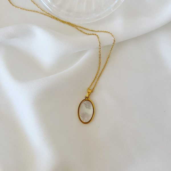 Colar em Aço Dourado Oval de Madrepérola
