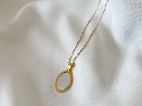 Colar em Aço Dourado com Madrepérola Oval