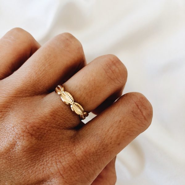 Anel em Aço Dourado com Búzios