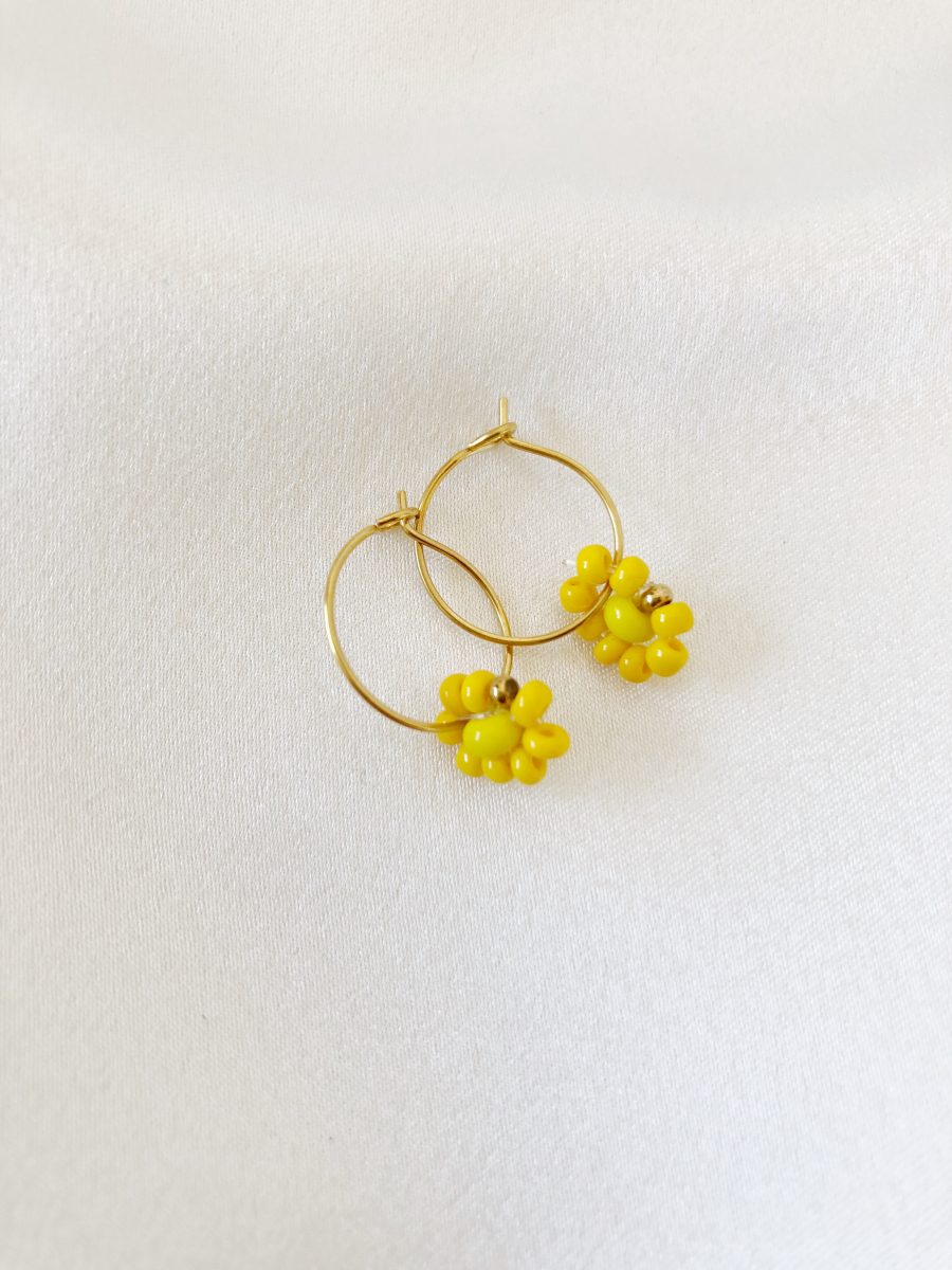 Argolas Pequeninas com Flor de Missangas Amarelas