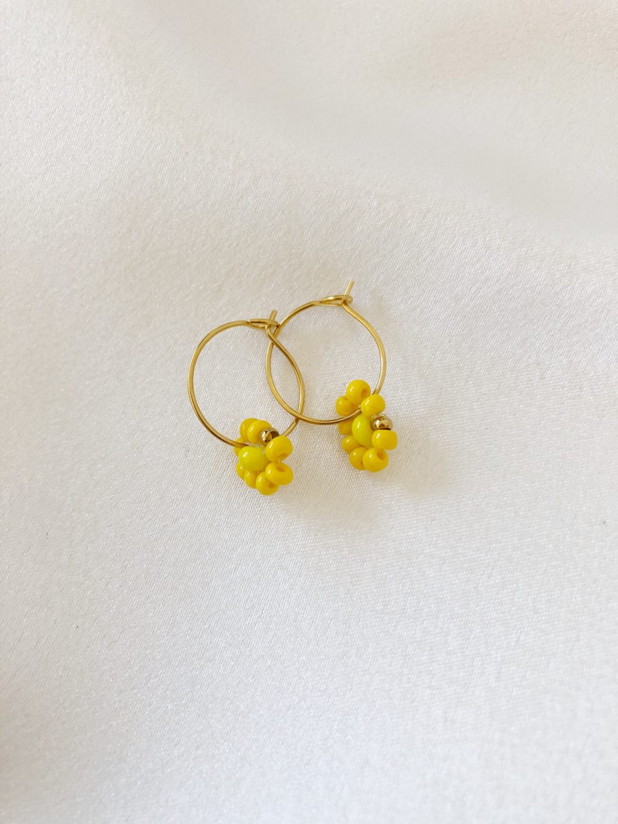 Argolas Pequeninas com Flor de Missangas Amarelas