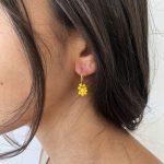 Argolas Pequeninas com Flor de Missangas Amarelas