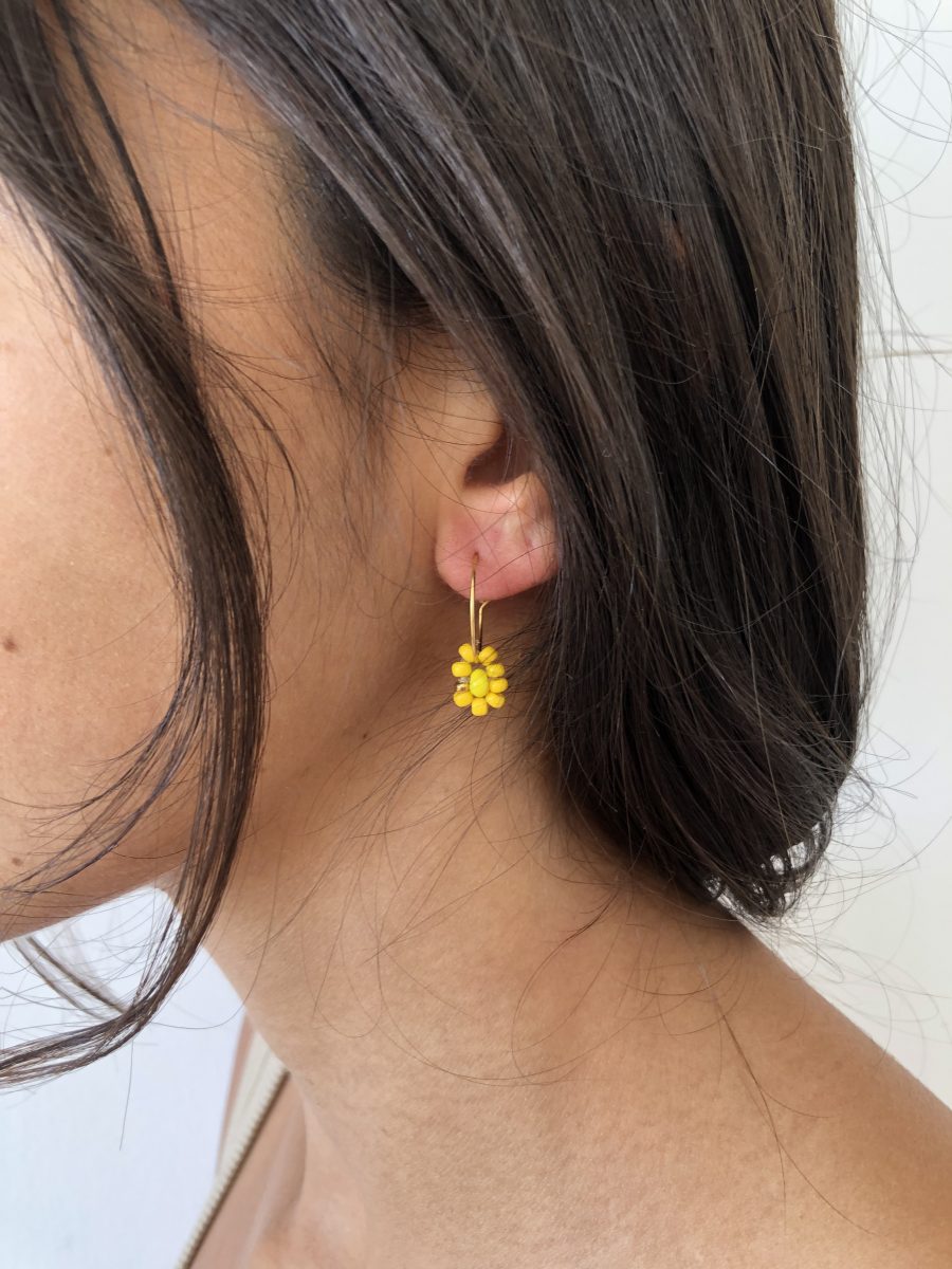Argolas Pequeninas com Flor de Missangas Amarelas