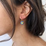 Argolas Pequeninas com Flor de Missangas Azuis e Amarelas
