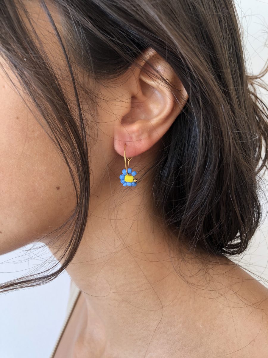 Argolas Pequeninas com Flor de Missangas Azuis e Amarelas
