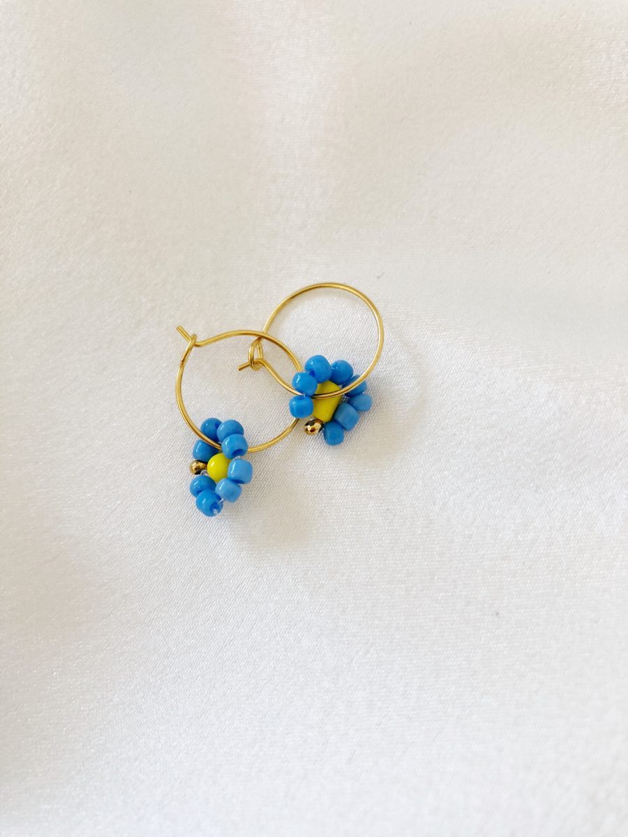 Argolas Pequeninas com Flor de Missangas Azuis e Amarelas