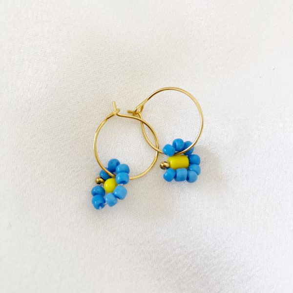 Argolas Pequeninas com Flor de Missangas Azuis e Amarelas