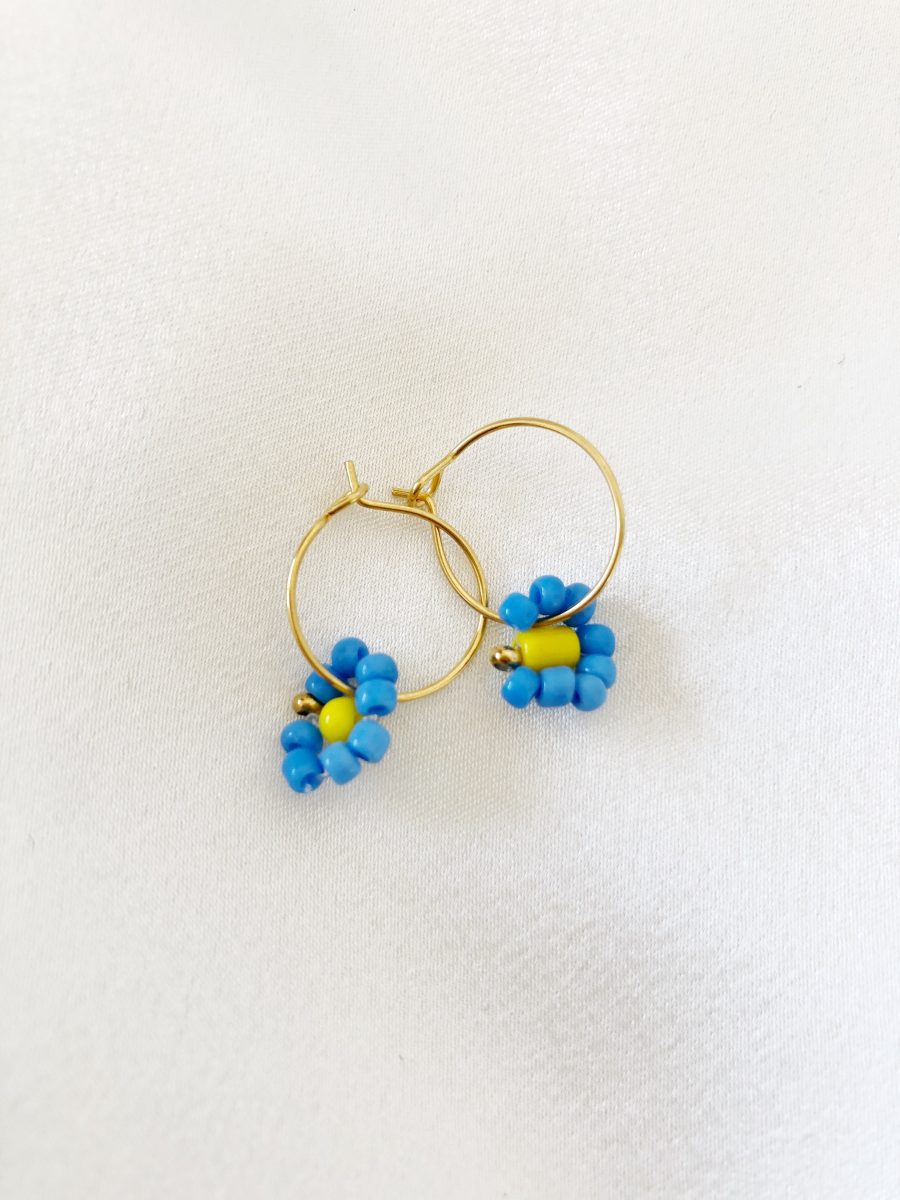 Argolas Pequeninas com Flor de Missangas Azuis e Amarelas