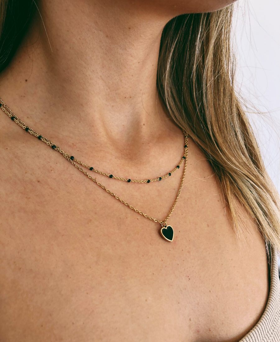 Colar em Aço Dourado com Coração Preto