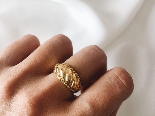 Anel em Aço Dourado Minimalista Torcido Emily