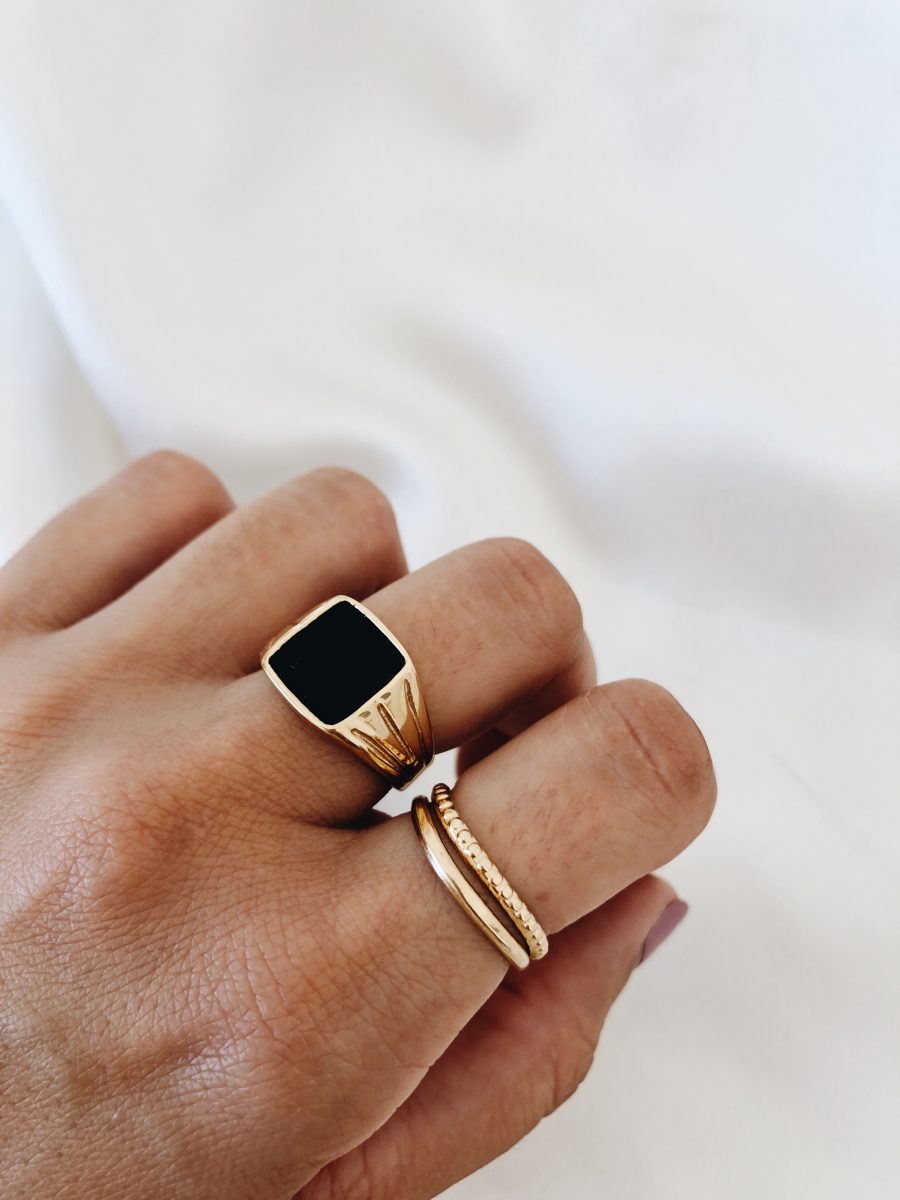 Anel em Aço Dourado com Pedra Preta e Traços