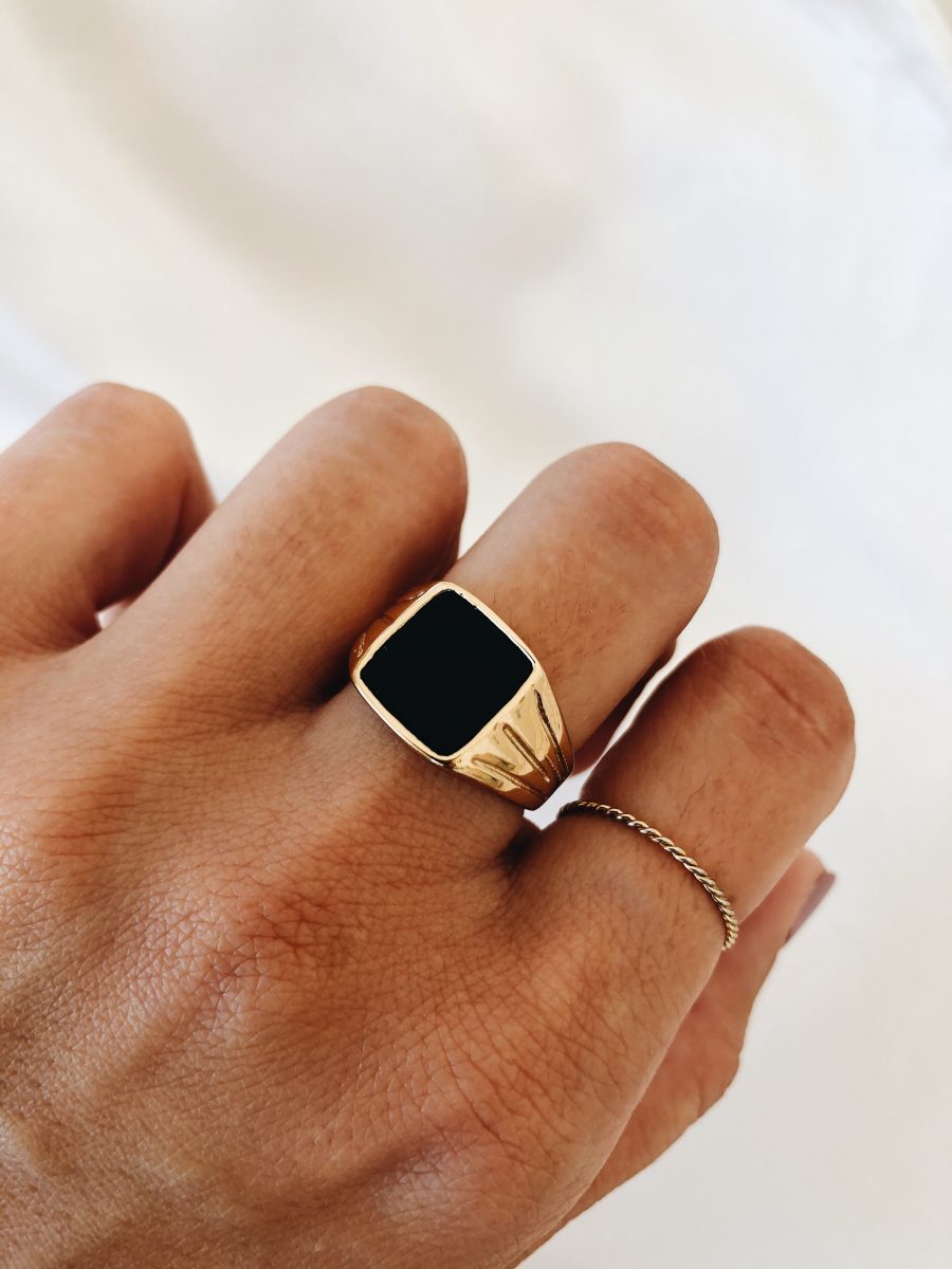 Anel em Aço Dourado com Pedra Preta e Traços