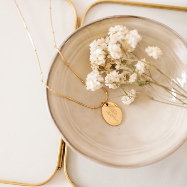 Colar em Aço Dourado com Raminho de Flores