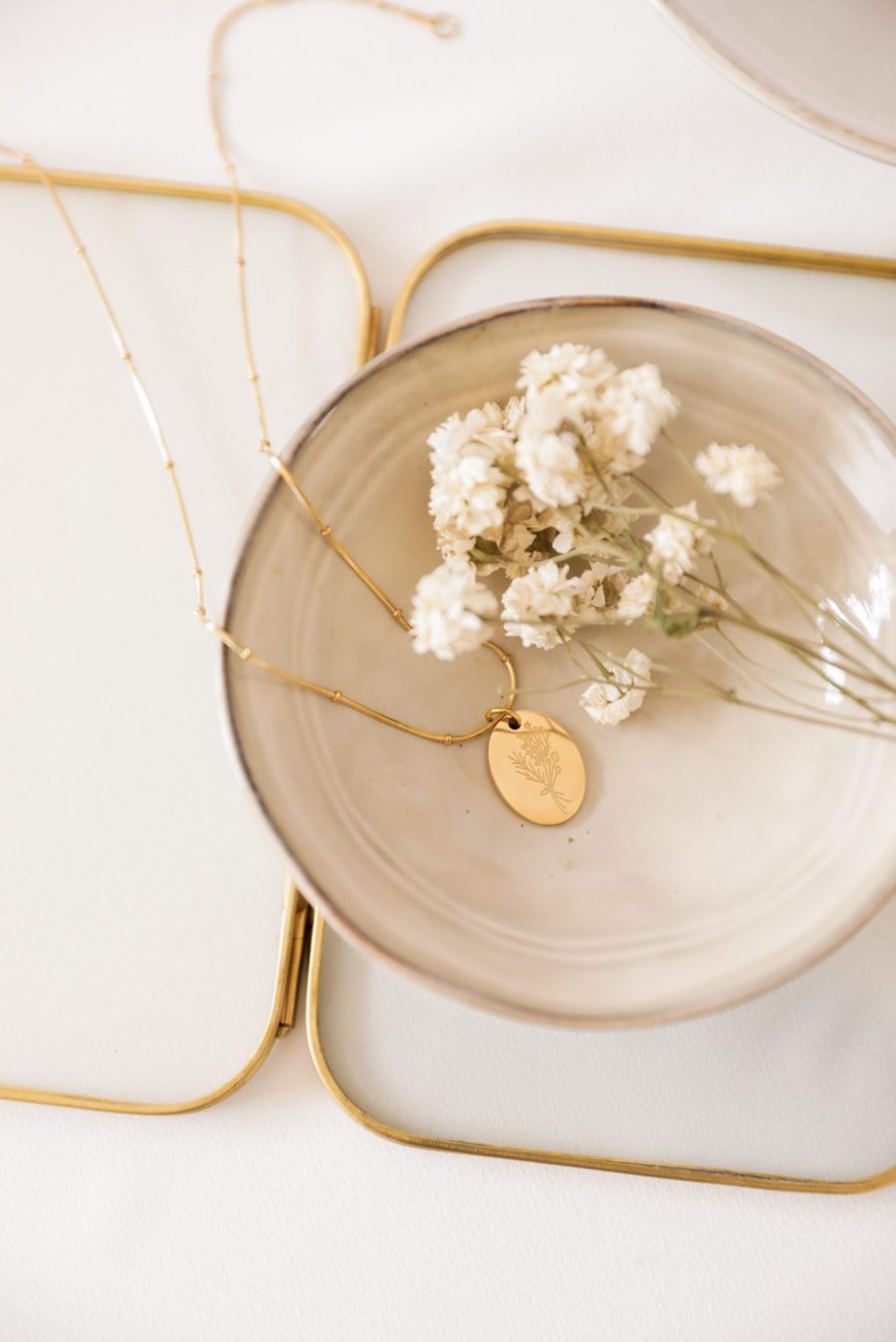 Colar em Aço Dourado com Raminho de Flores