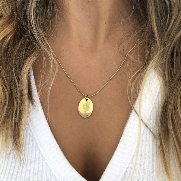 Colar em Aço Dourado com Raminho de Flores