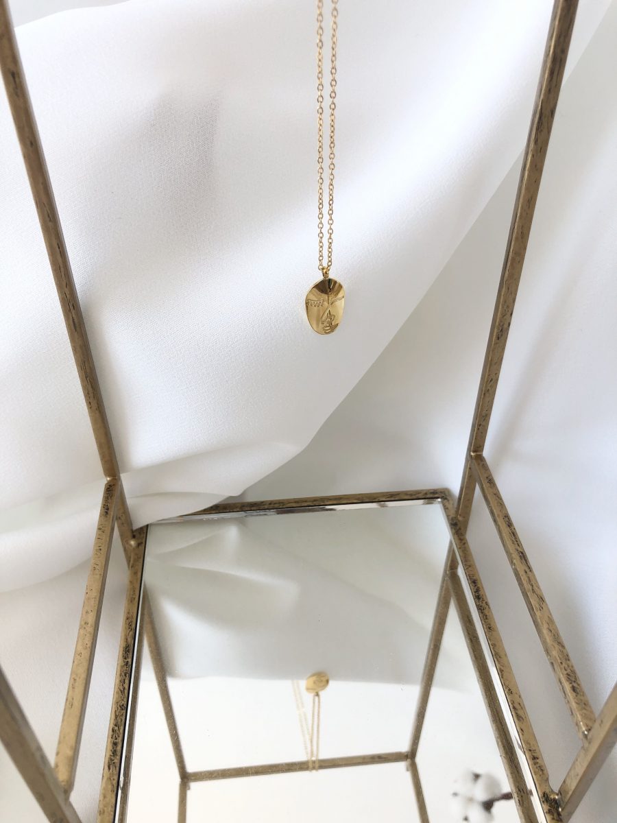 Colar em Aço Dourado Rosto Oval