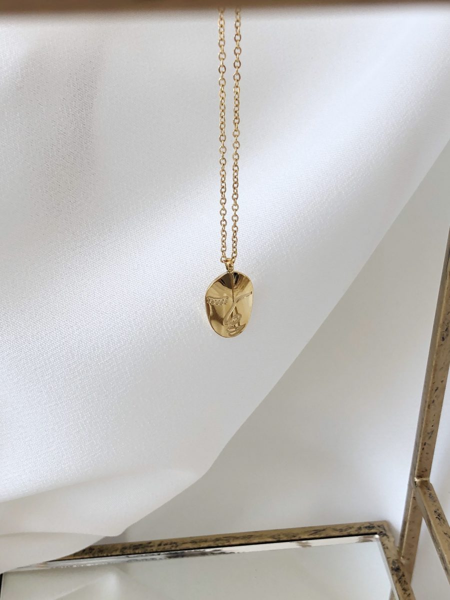 Colar em Aço Dourado Rosto Oval