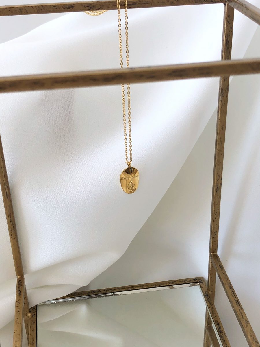 Colar em Aço Dourado Rosto Oval