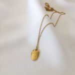 Colar em Aço Dourado Rosto Oval