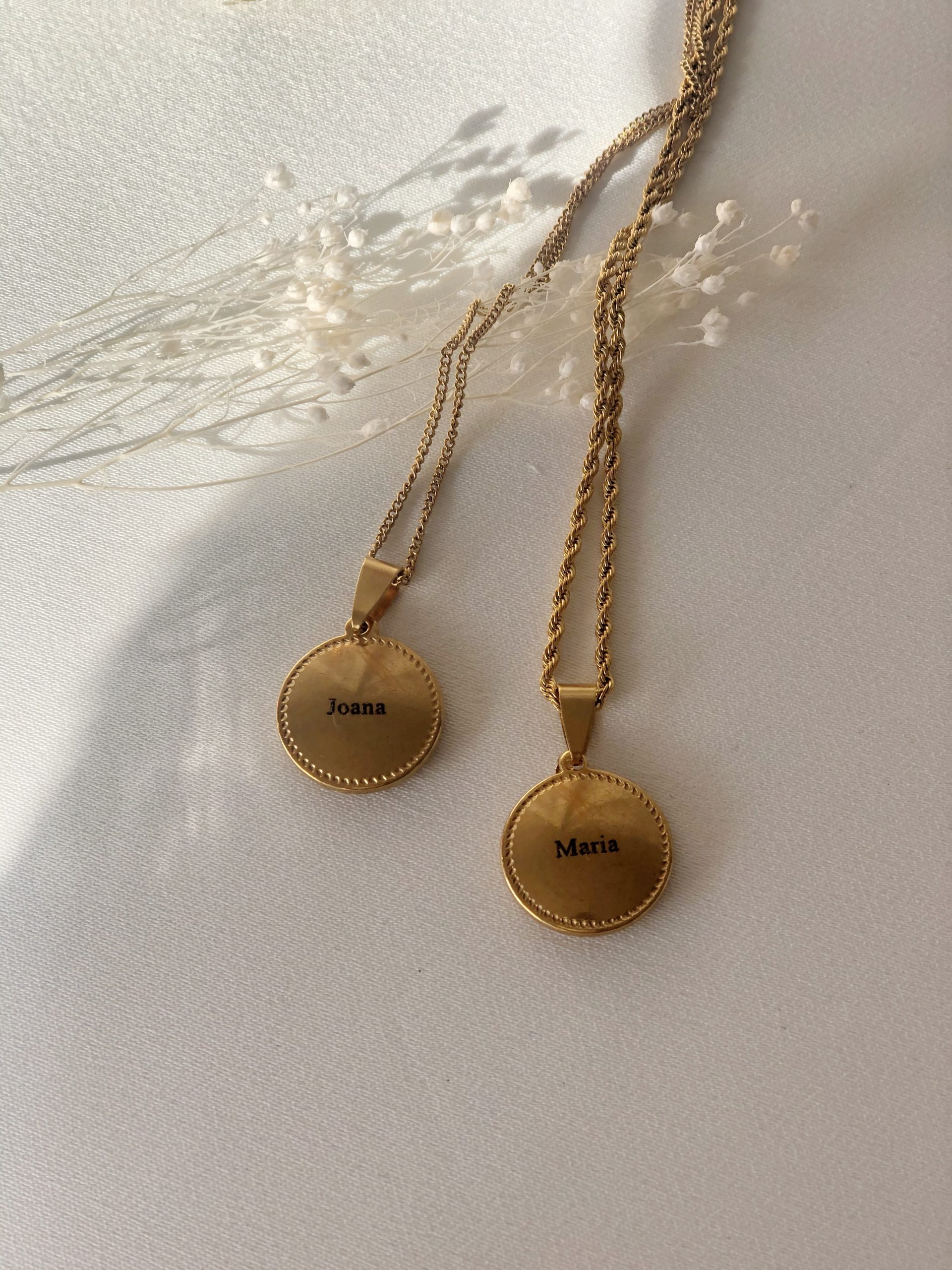 Colar em Aço Dourado com Pendente Redondo Personalizável