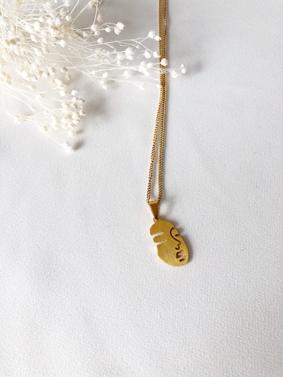 Colar em Aço Dourado com Rosto