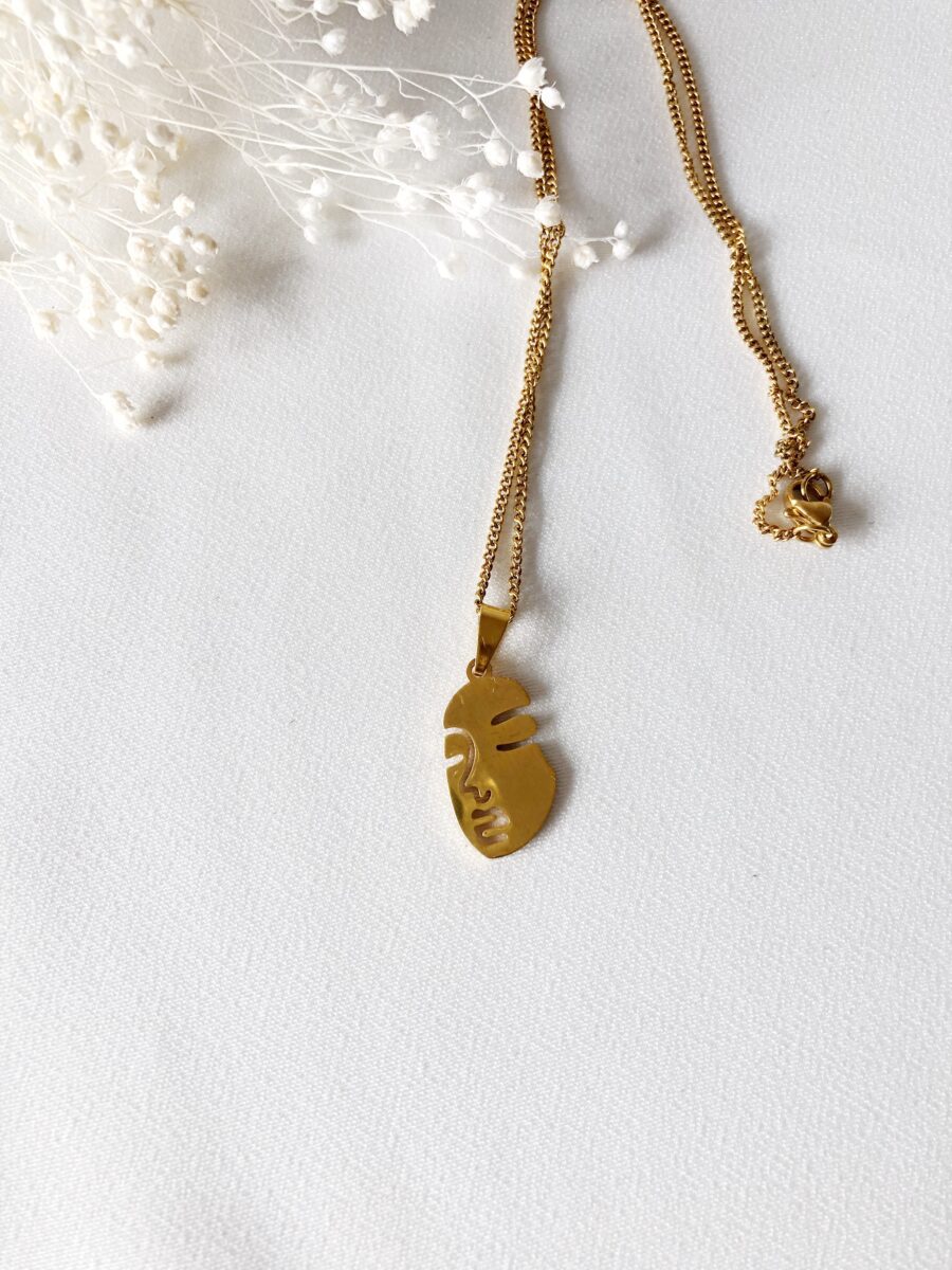 Colar em Aço Dourado com Rosto