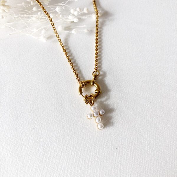 Colar em Aço Dourado com Fecho Circular e Cruz com Pérolas