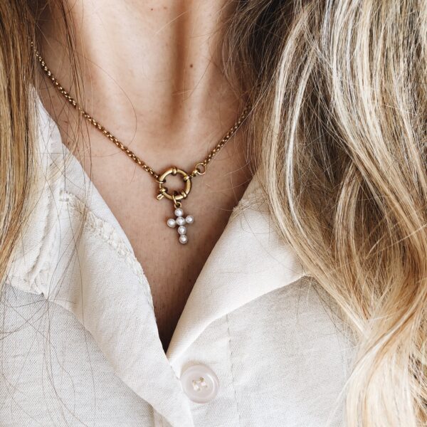 Colar em Aço Dourado com Fecho Circular e Cruz com Pérolas