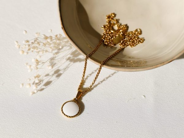 Colar em Aço Dourado com Pendente Redondo Branco
