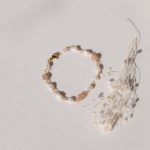 Colar ou Pulseira em Aço Dourada com Pérolas Naturais e Pedras Cremes