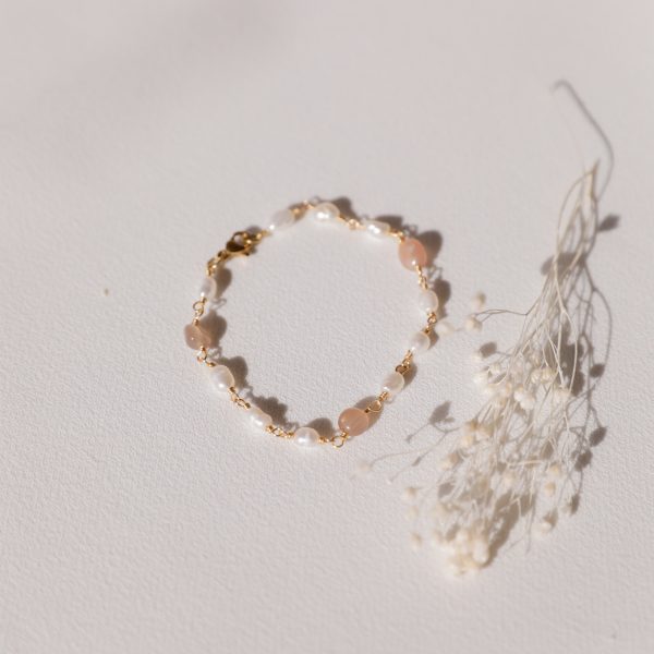 Colar ou Pulseira em Aço Dourada com Pérolas Naturais e Pedras Cremes