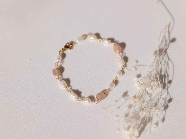 Colar ou Pulseira em Aço Dourada com Pérolas Naturais e Pedras Cremes