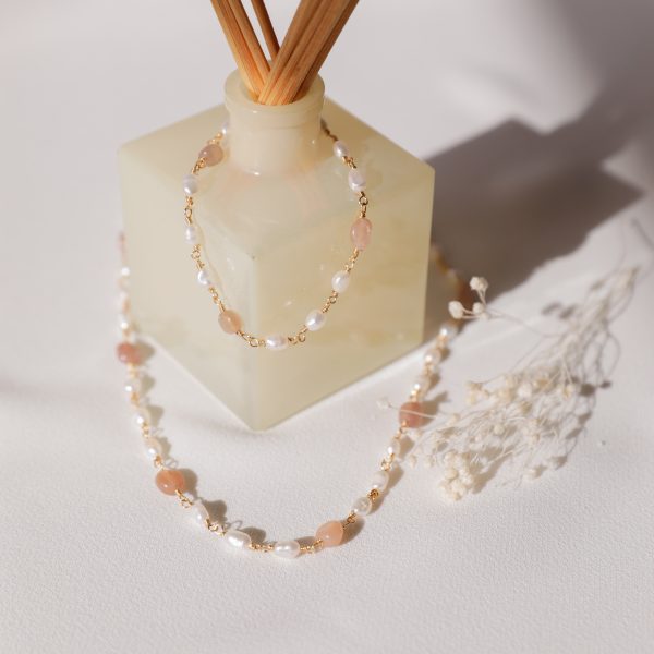 Colar ou Pulseira em Aço Dourada com Pérolas Naturais e Pedras Cremes