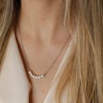 Colar em Aço Prateado com Pérolas
