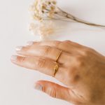 Anel em Aço Dourado Minimalista com Três Zircónias