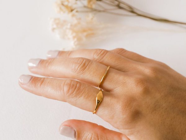 Anel em Aço Dourado Minimalista com Três Zircónias