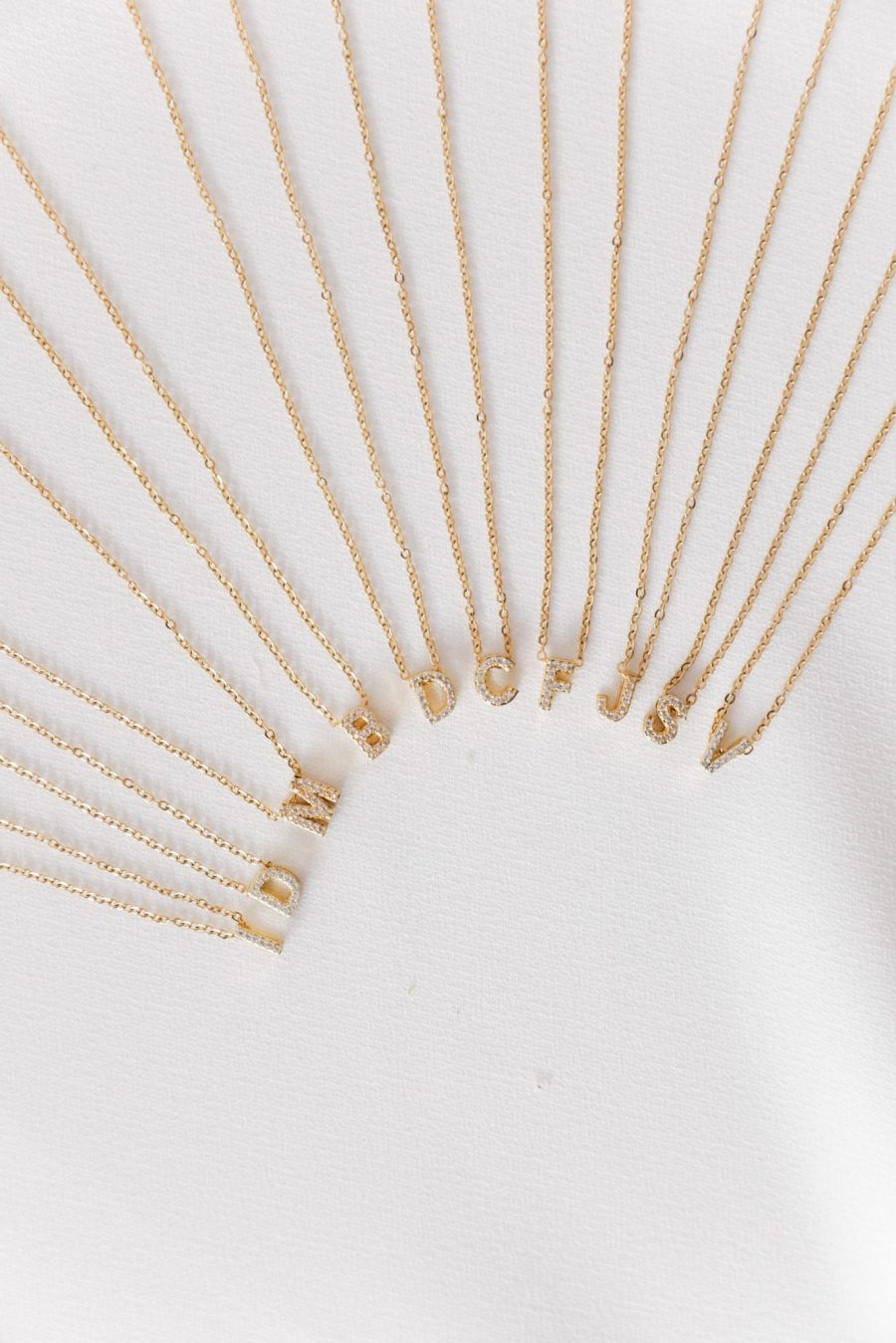 Colar em Aço Dourado com Letra de Zircónias