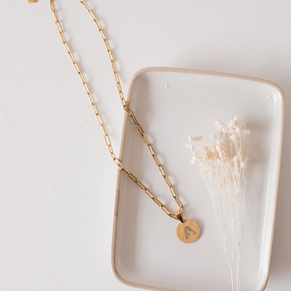 Colar em Aço Dourado com Letra