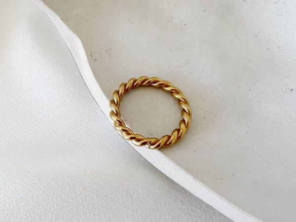 Anel em Aço Dourado Entrelaçado Fininho