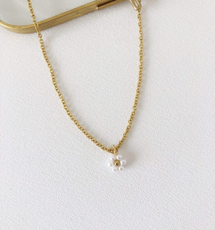 Colar em Aço Dourado com Margarida de Pérolas