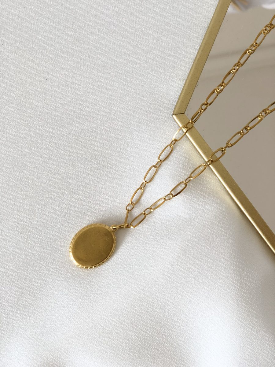Colar em Aço Dourado 2 em 1 com Pendente Oval