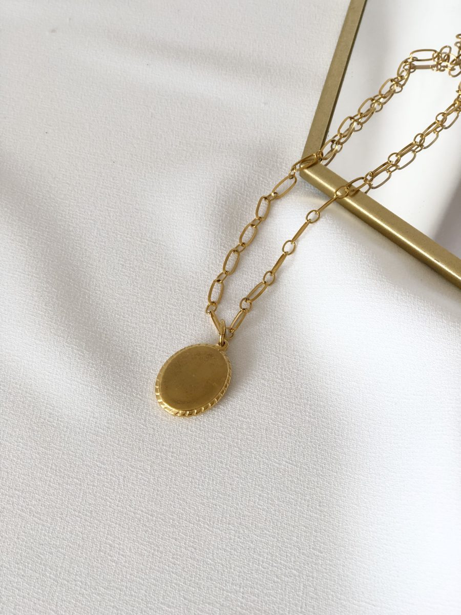 Colar em Aço Dourado 2 em 1 com Pendente Oval