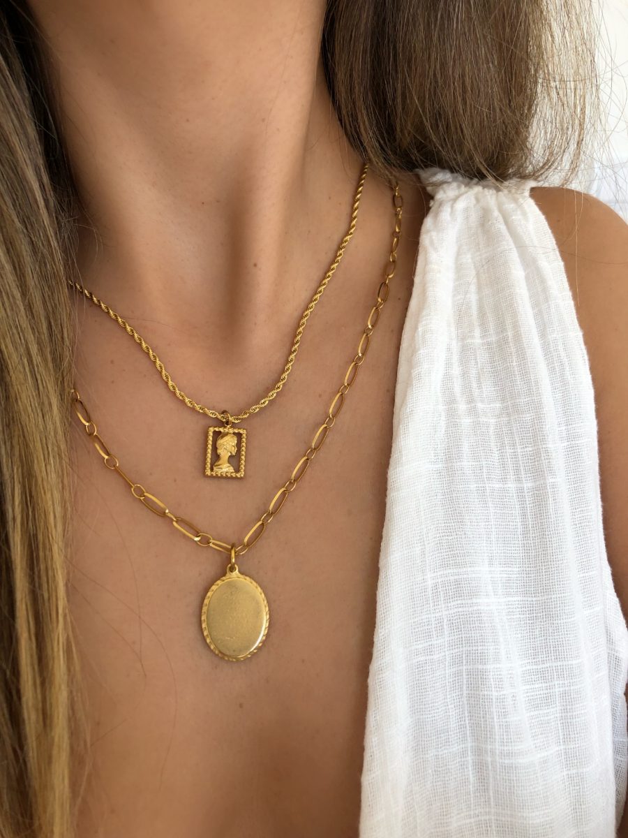 Colar em Aço Dourado 2 em 1 com Pendente Oval