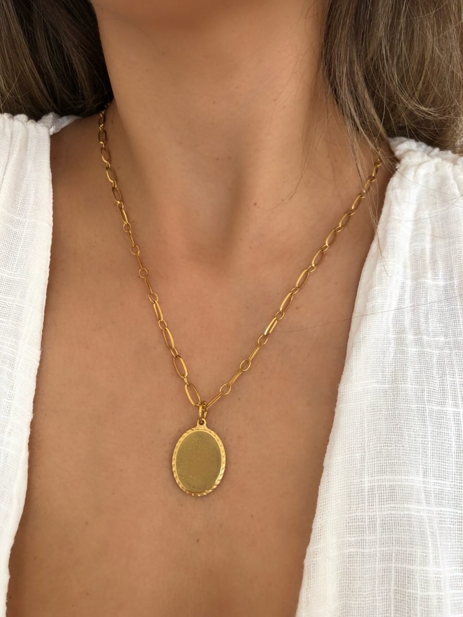 Colar em Aço Dourado 2 em 1 com Pendente Oval