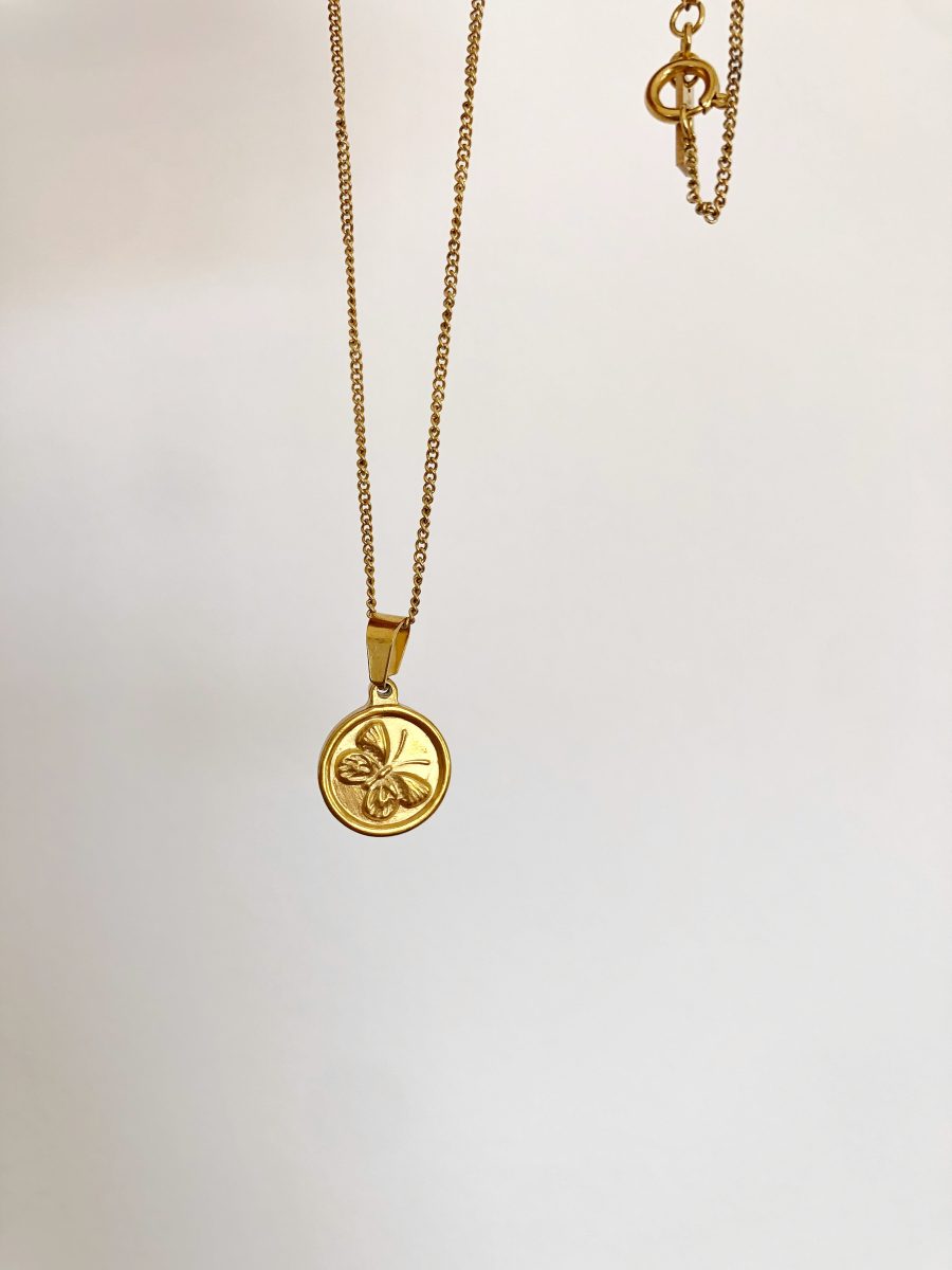 Colar em Aço Dourado com Malha Trabalhada e Pendente Oval com Lua