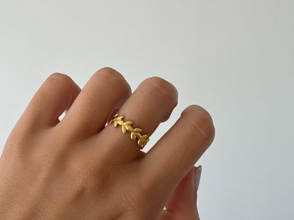 Anel em Aço Dourado com Pétalas