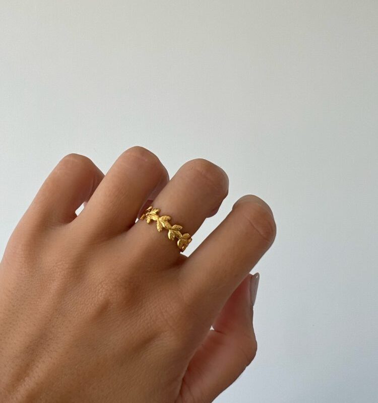 Anel em Aço Dourado com Pétalas
