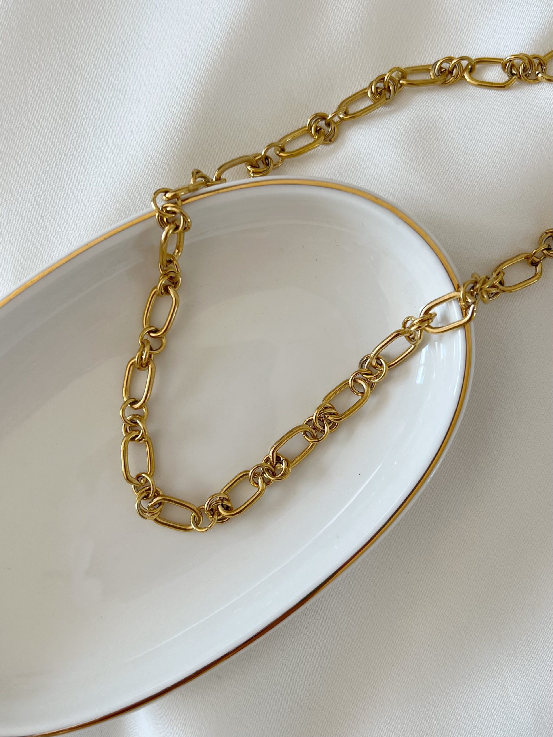 Colar em Aço Dourado Contemporâneo com Elos Ovais e Redondos