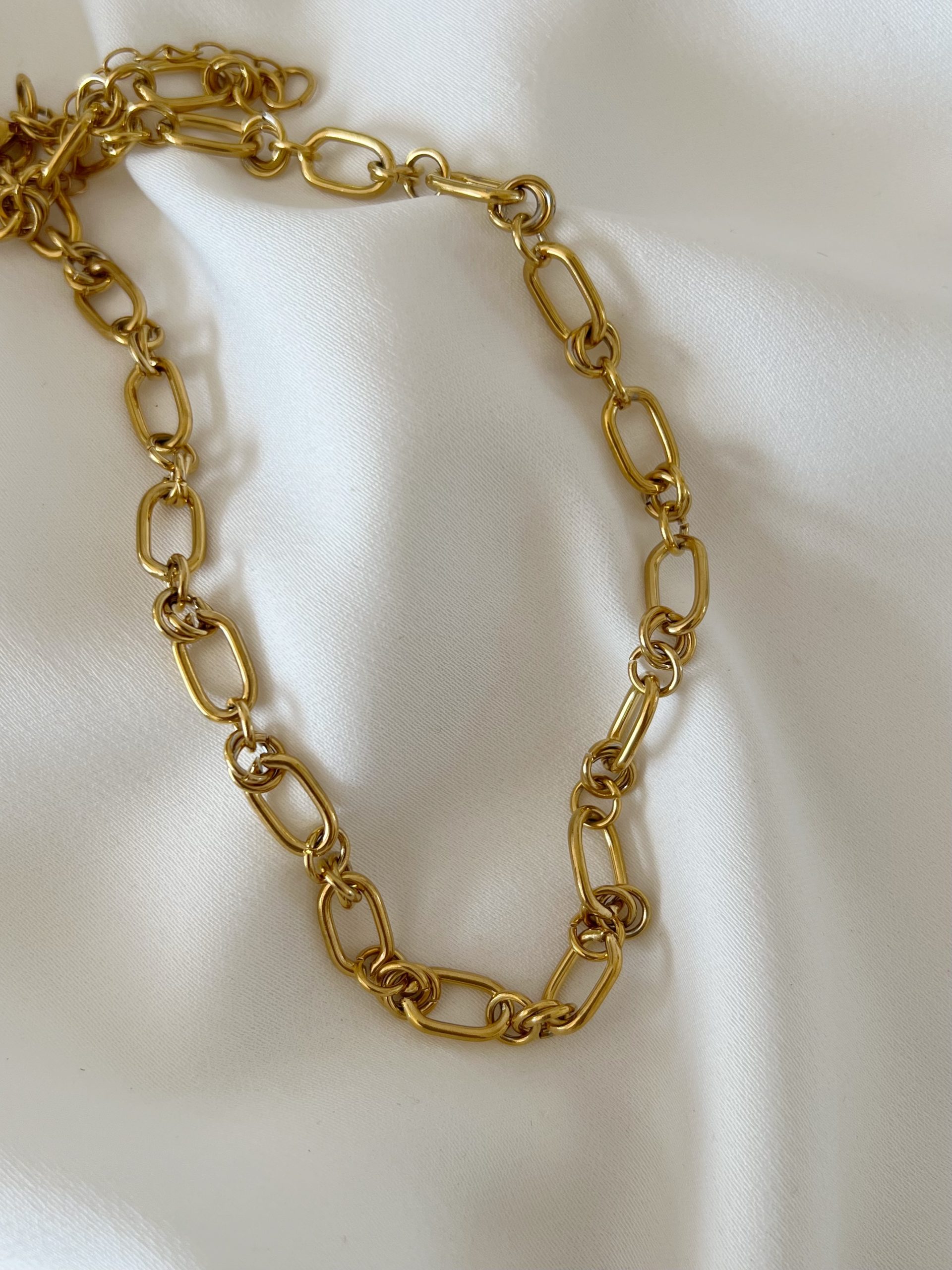 Colar em Aço Dourado Contemporâneo com Elos Ovais e Redondos