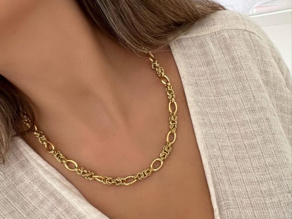 Colar em Aço Dourado Contemporâneo com Elos na Malha